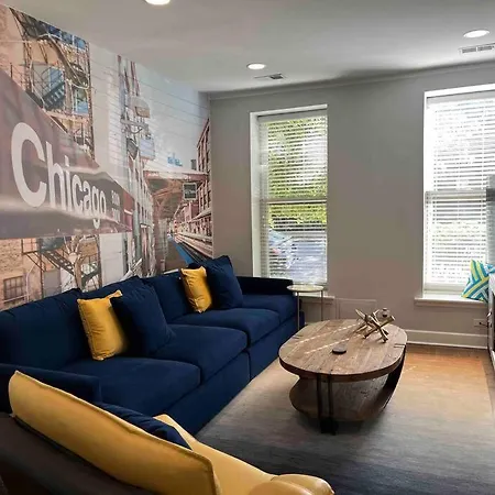 Trendy West Town Flat - 2 Bed / 1.5 Bath W Parking *