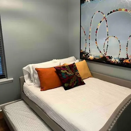 Trendy West Town Flat - 2 Bed / 1.5 Bath W Parking