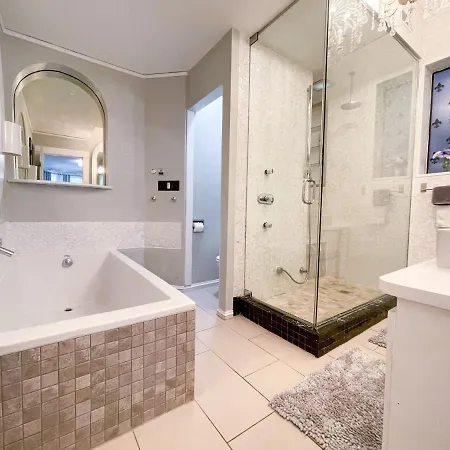Perfect Wrigleyville Apartment *