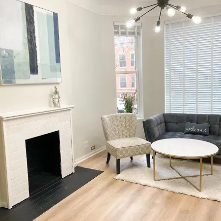 Wrigleyville Friends Unit - 5bdrm Apartment Chicago