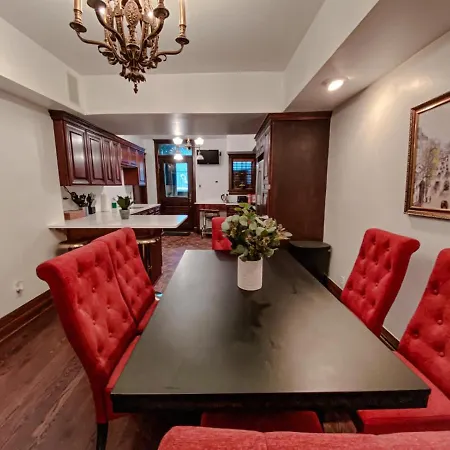 Luxurious Classic Gold Coast For 12 Guests Villa