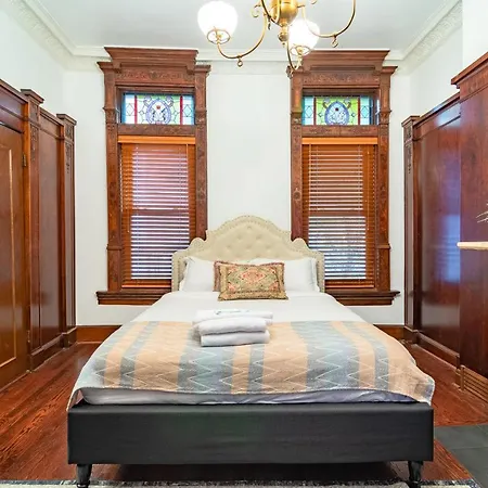 Luxurious Classic Gold Coast For 12 Guests Villa