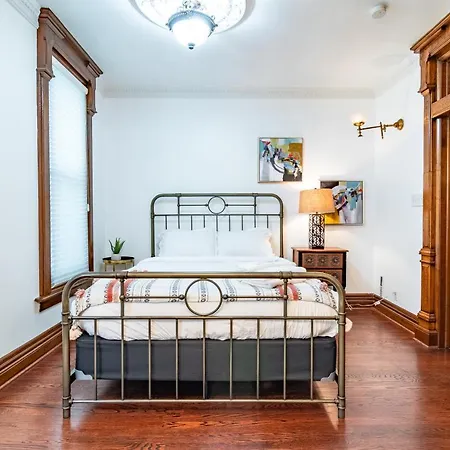 Luxurious Classic Gold Coast For 12 Guests Villa