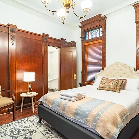 Luxurious Classic Gold Coast For 12 Guests Villa *