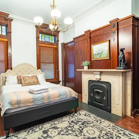 Luxurious Classic Gold Coast For 12 Guests *