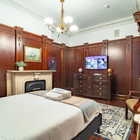 Luxurious Classic Gold Coast For 12 Guests Villa Chicago