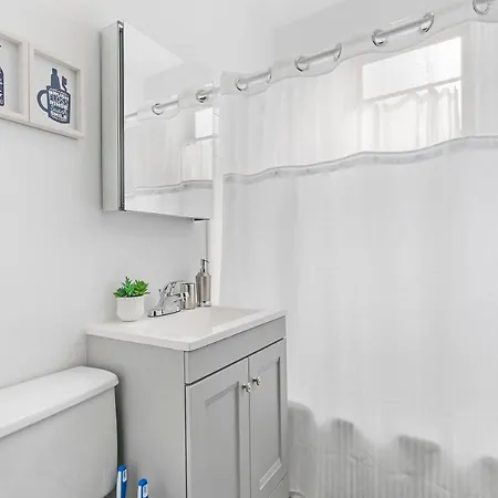 Charming 1br Close To Shops - Larchmont 3
