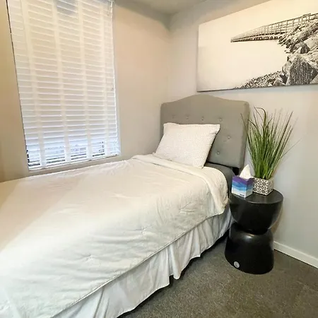 Wrigleyville Friends Unit - 5bdrm *