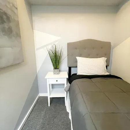 Wrigleyville Friends Unit - 5bdrm