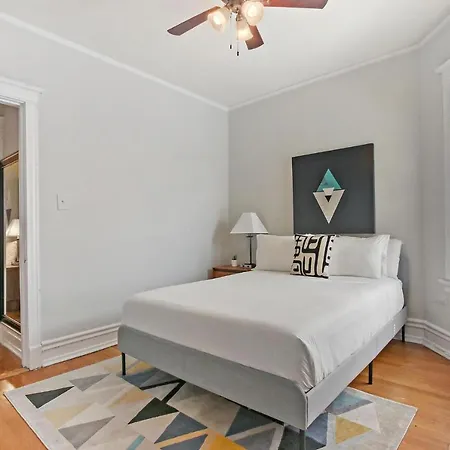 Stylish And Expansive 2br With Balcony - Buckingham 3 Chicago