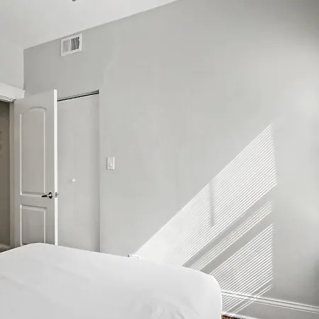 Comfy And Chic 2br Close To Shops - Sunnyside 2f Apartment *