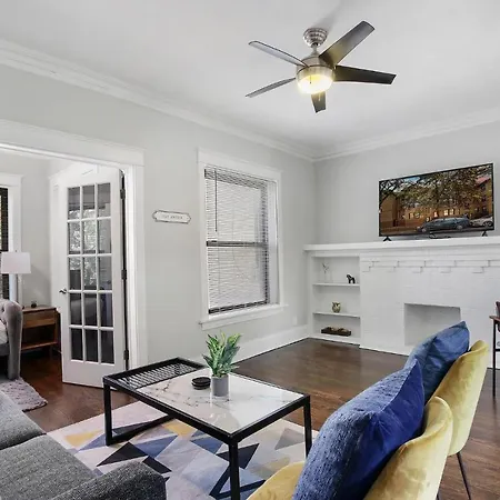 Comfy And Chic 2br Close To Shops - Sunnyside 2f Apartment *