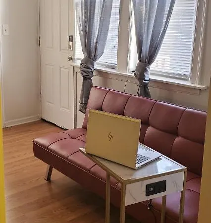 Cozy 1 Bedroom, 1 Min From Irving Park Blue Line, Free Parking Apartment