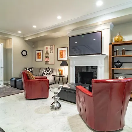Villa Luxurious Gold Coast 4br 4-story With Parking Sleeps 12 Guests
