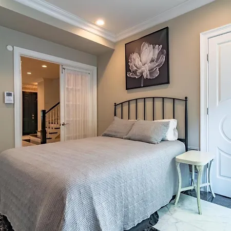 Luxurious Gold Coast 4br 4-story With Parking Sleeps 12 Guests *