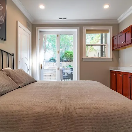 Luxurious Gold Coast 4br 4-story With Parking Sleeps 12 Guests Chicago