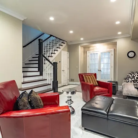 Villa Luxurious Gold Coast 4br 4-story With Parking Sleeps 12 Guests