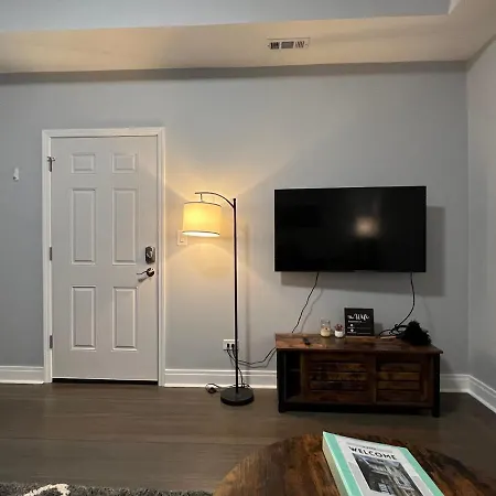 Lovely Logan Square 2-bedroom In *