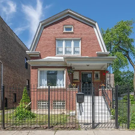 Spacious 5-br House Near Transit W Parking Chicago