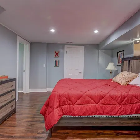 Holiday home Spacious 5-br House Near Transit W Parking