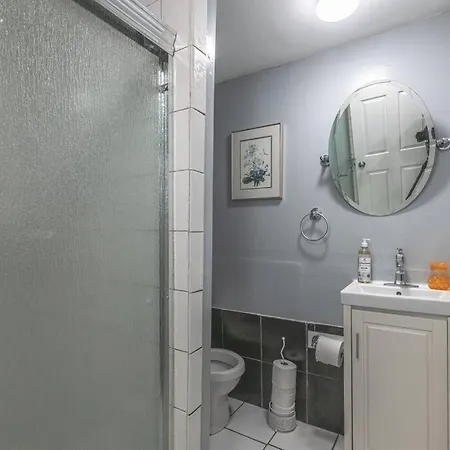 Spacious 5-br House Near Transit W Parking *