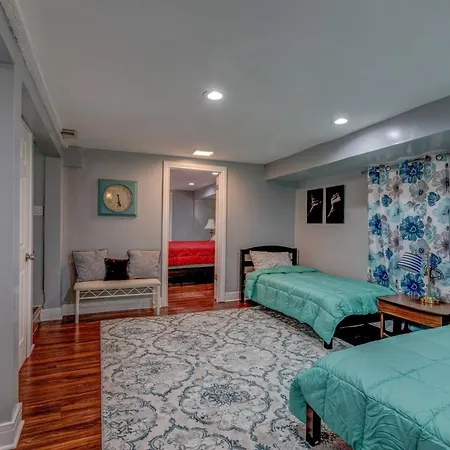 Spacious 5-br House Near Transit W Parking Holiday home *