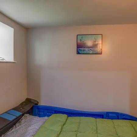 Holiday home Spacious 5-br House Near Transit W Parking