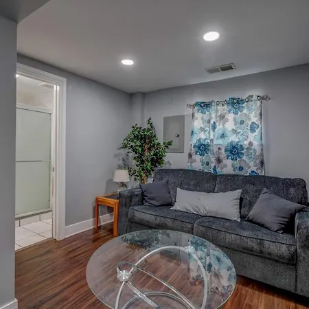 Spacious 5-br House Near Transit W Parking Holiday home Chicago