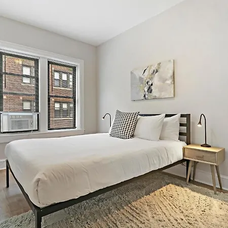Apartment Warm & Lovely 2br Close To Dining & Shops - Touhy 1s