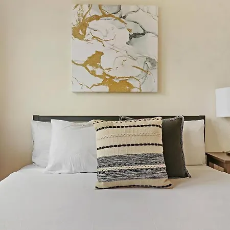 2br Alluring With Laundry - Cullom D3 Apartment