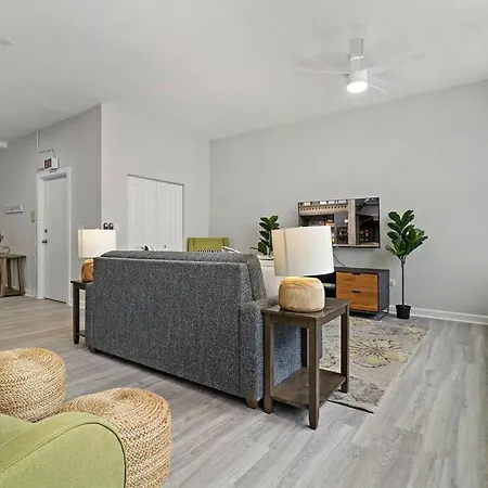 Wonderful 2-bedroom Near Restaurants - Hubbard 4