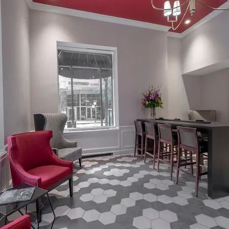 Saint Clair - Magnificent Mile Hotel