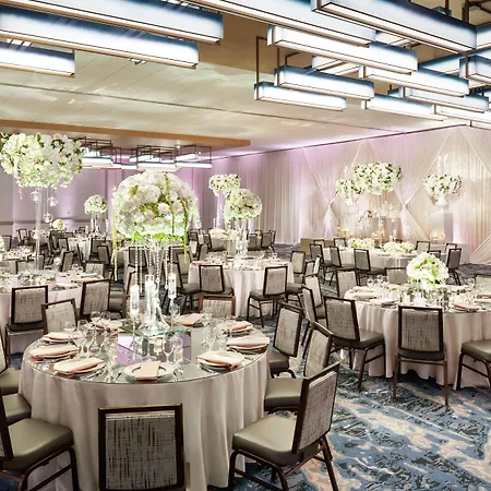 Hyatt Centric Magnificent Mile Hotel 4*
