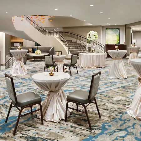 Hyatt Centric Magnificent Mile Hotel 4*