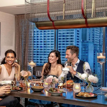 By Marriott Downtown Magnificent Mile 3*