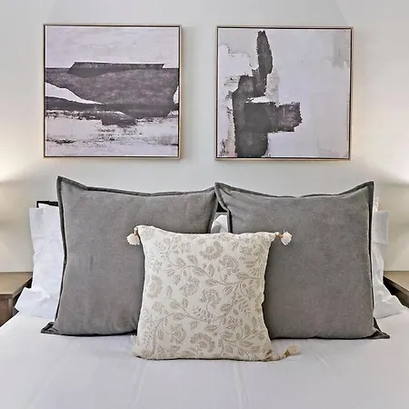 1br Contemporary With Laundry Facility - Lockwood 1 & 2