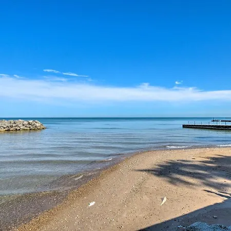 Urban Escape About 1 Mi To Local Beaches!