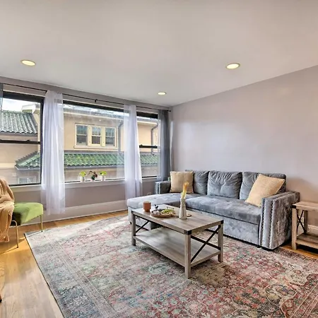 Urban Escape About 1 Mi To Local Beaches! Apartment