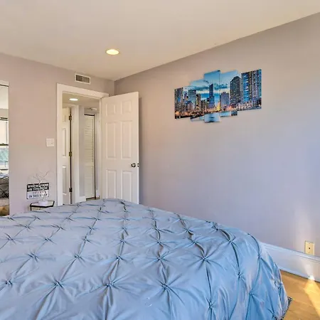 Urban Escape About 1 Mi To Local Beaches! Apartment