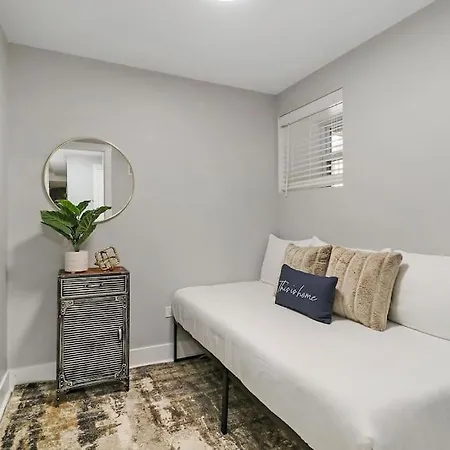 2br Close To Local Cafes & Stores - Magnolia G Chicago