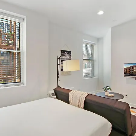 Apartment Cozy With In-unit Laundry And Wi-fi! - Montrose 111