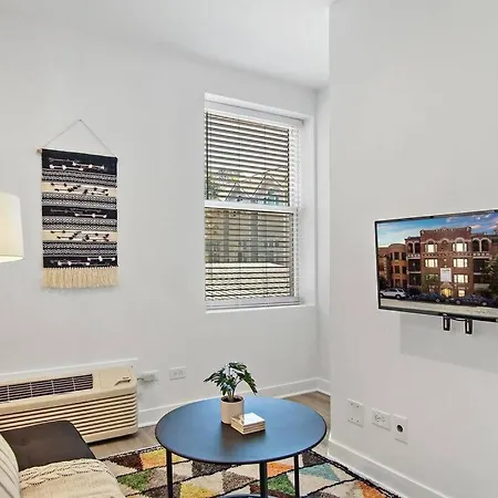 Apartment Cozy With In-unit Laundry And Wi-fi! - Montrose 111 Chicago