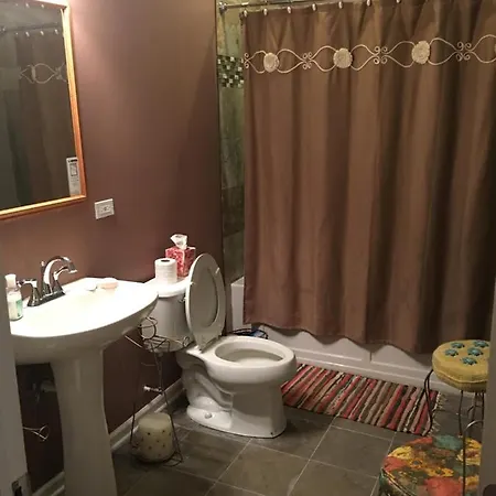 Bed & Breakfast Just Minutes From Downtown Chicago