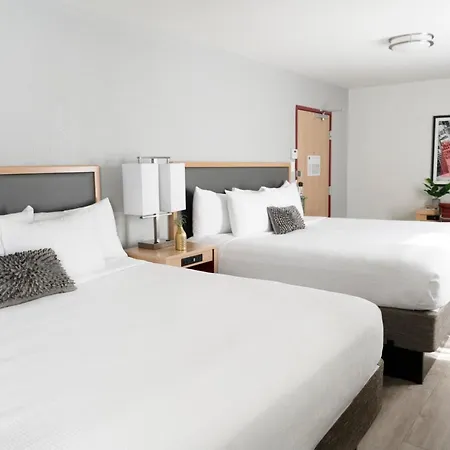 Saint Clair - Magnificent Mile 4*