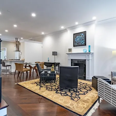 Villa Luxurious Gold Coast 4br 4-story With Parking Sleeps 12 Guests
