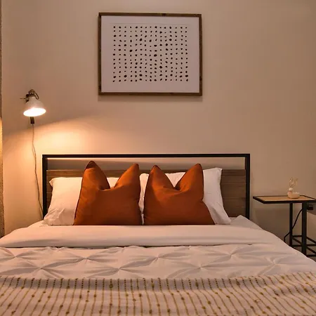 Luxury 3br Spacious Sleeps 8 Guests With Patio, Skyline View, Optional Parking And Gym Access Near Mccormick Place And Lakefront Apartment
