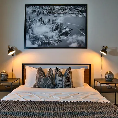 Apartment Luxury 3br Spacious Sleeps 8 Guests With Patio, Skyline View, Optional Parking And Gym Access Near Mccormick Place And Lakefront Chicago