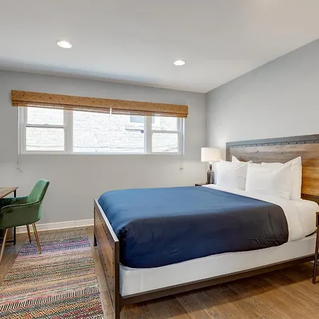 Holiday home Charming & Bright Multilevel Townhome With Parking Chicago