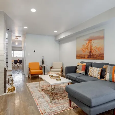 Holiday home Charming & Bright Multilevel Townhome With Parking *