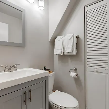 Holiday home Charming & Bright Multilevel Townhome With Parking Chicago